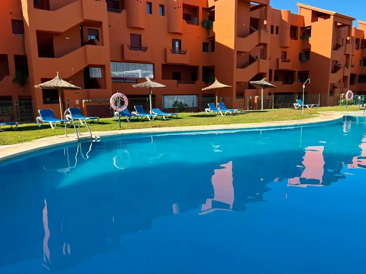 Piscina de Pis de lloguer en Manilva amb Aire condicionat, Jardí privat i Traster