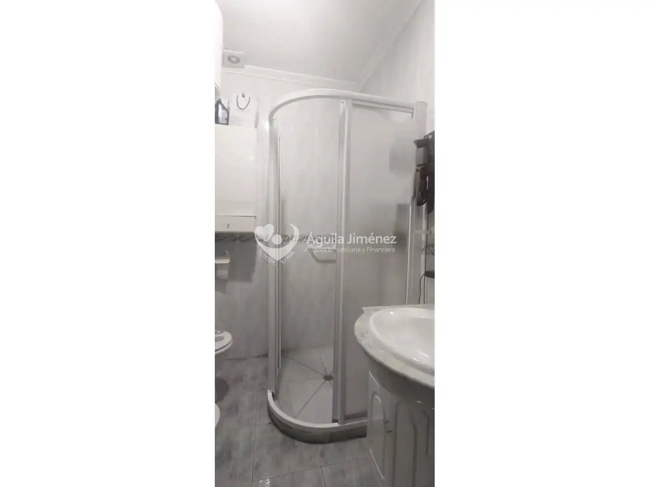Baño de Casa adosada en venta en Alcalá de Guadaira con Aire acondicionado, Calefacción y Jardín privado