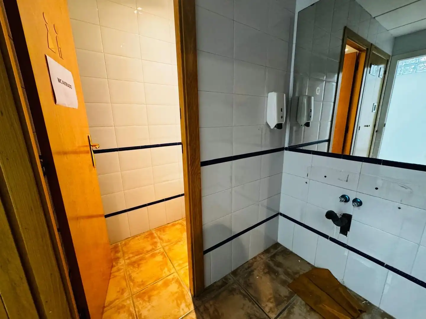 Badezimmer von Geschaftsraum zum Verkauf in Vilanova i la Geltrú mit Klimaanlage