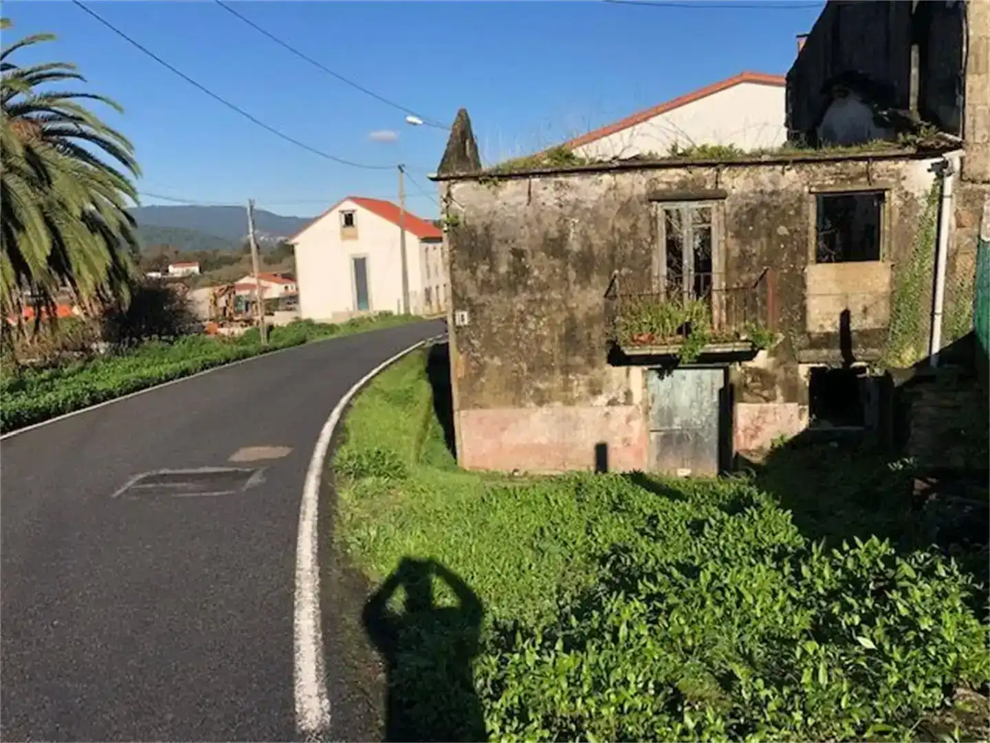 Vista exterior de Casa adosada en venda en Noia amb Jardí privat i Balcó