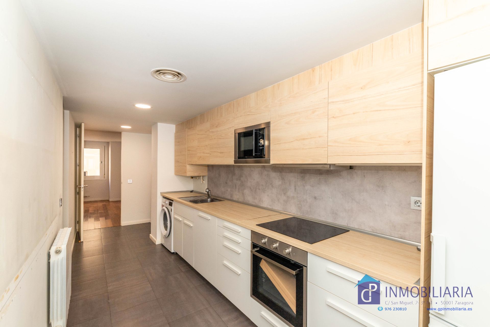 Kitchen of Flat for sale in  Zaragoza Capital  with Air Conditioner, Heating and Oven