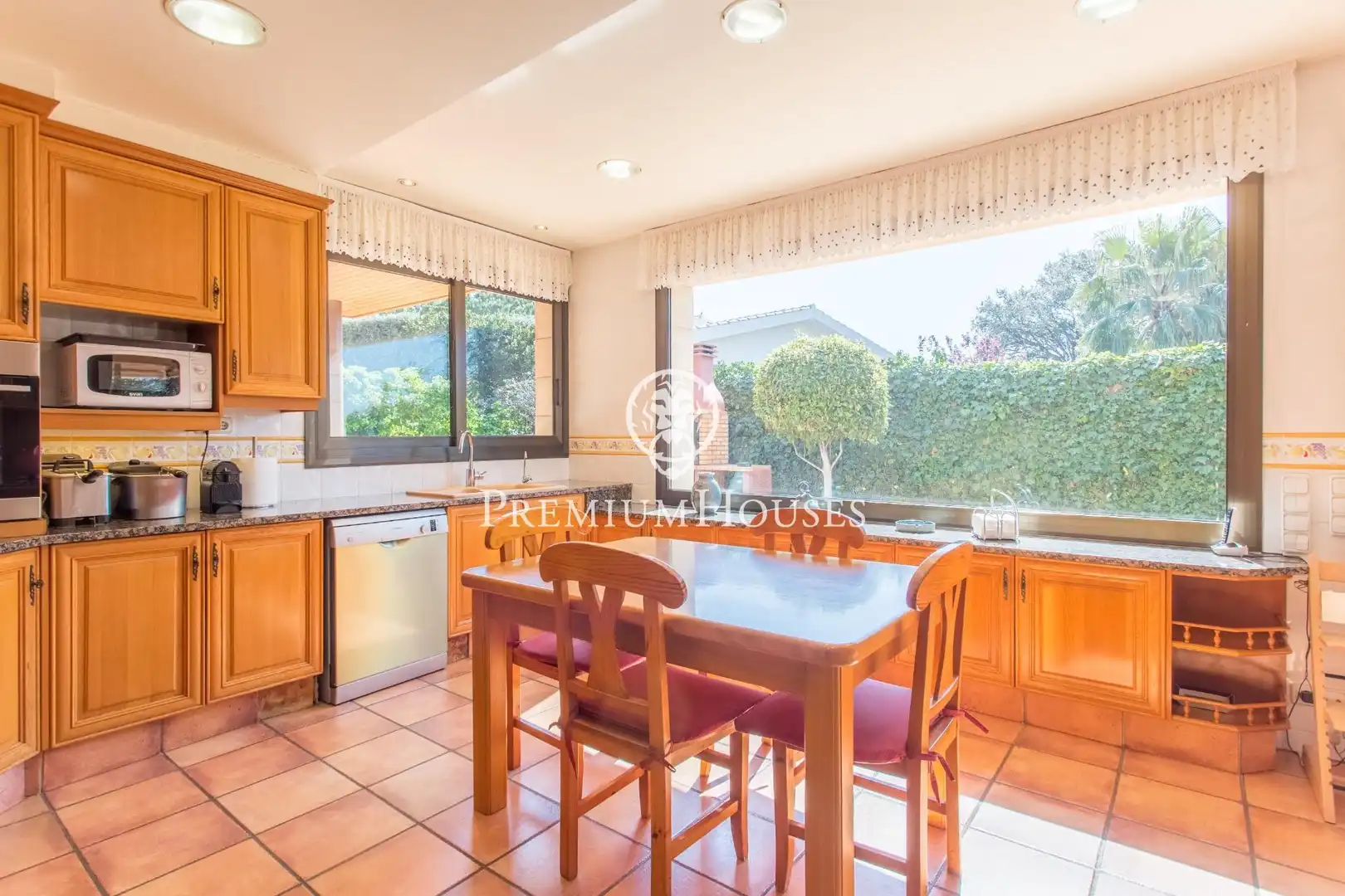 Vista exterior de Casa o xalet en venda en Alella amb Aire condicionat, Calefacció i Jardí privat