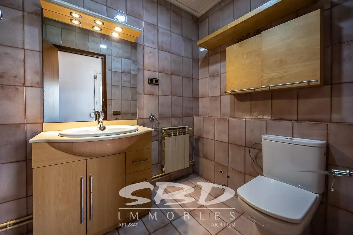 Baño de Ático en venta en Sabadell con Calefacción y Terraza