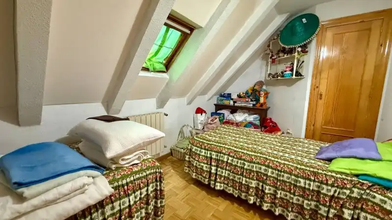 Dormitori de Casa o xalet en venda en El Espinar amb Calefacció, Jardí privat i Parquet