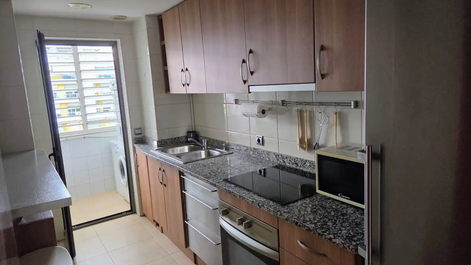 Cuina de Àtic de lloguer en Girona amb Calefacció, Terrassa i Moblat