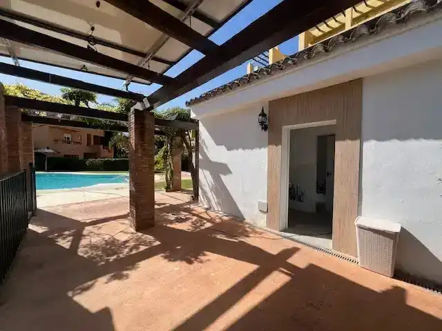 Vista exterior de Ático en venta en Marbella con Aire acondicionado, Terraza y Trastero