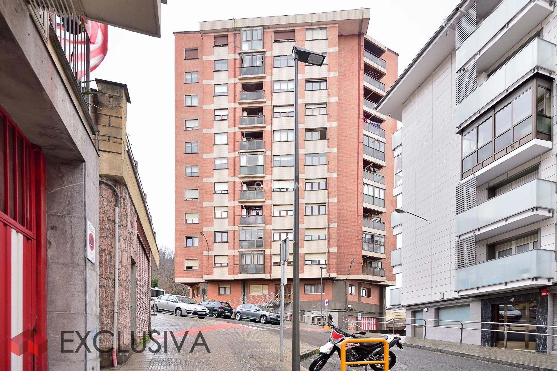 Exterior view of Flat for sale in Basauri   with Balcony