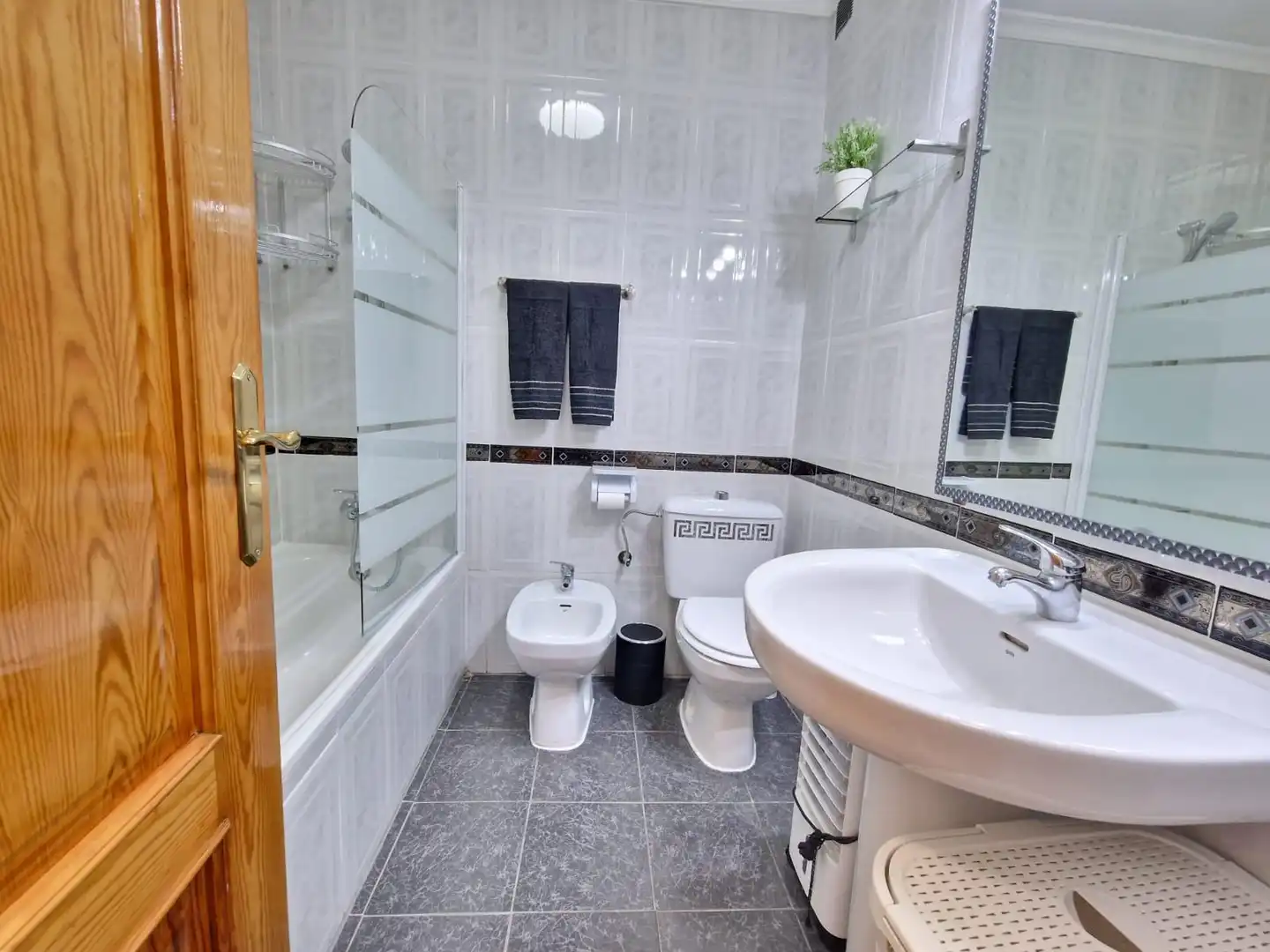Baño de Apartamento de alquiler en Roquetas de Mar con Amueblado y Piscina comunitaria