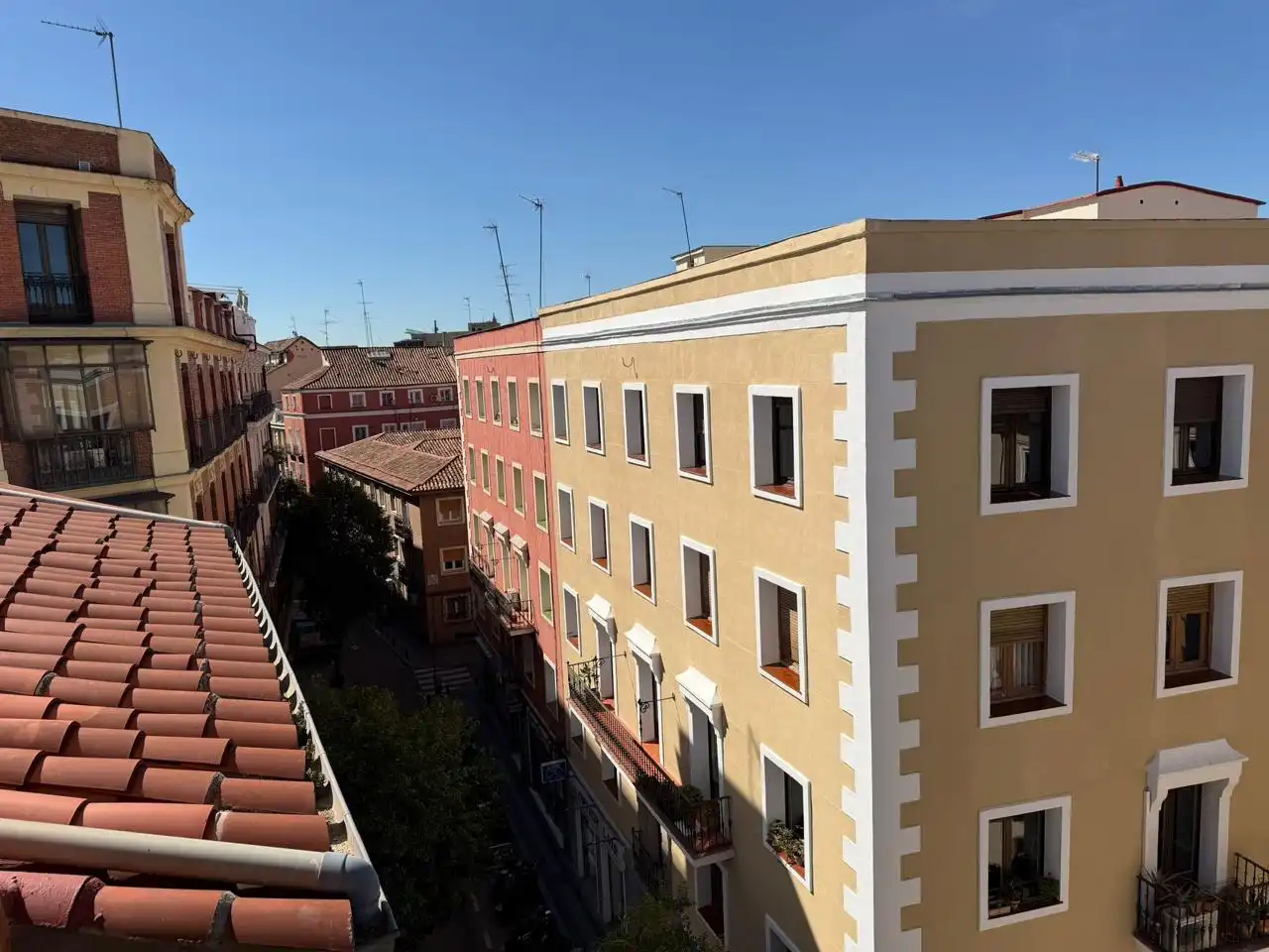 Vista exterior de Piso en venta en Madrid con Balcón