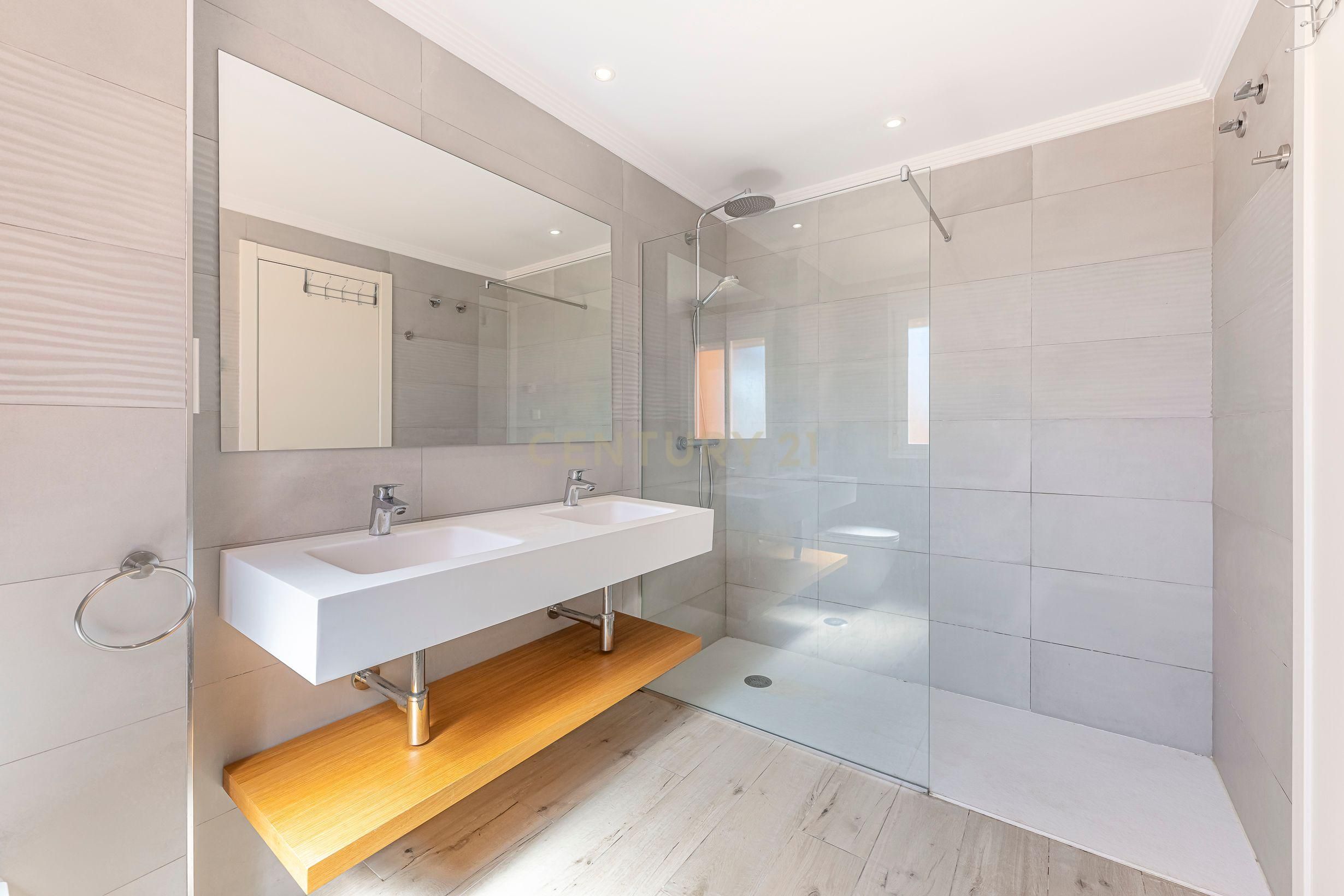Bathroom of Single-family semi-detached to rent in Benahavís  with Private garden