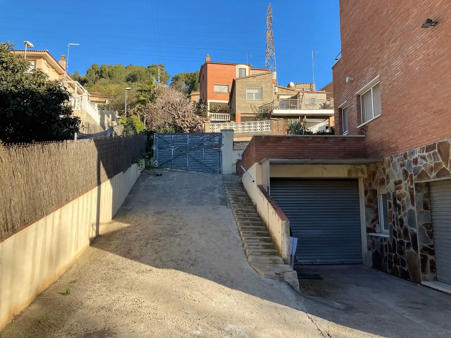Vista exterior de Casa o xalet en venda en Sant Boi de Llobregat amb Jardí privat i Terrassa