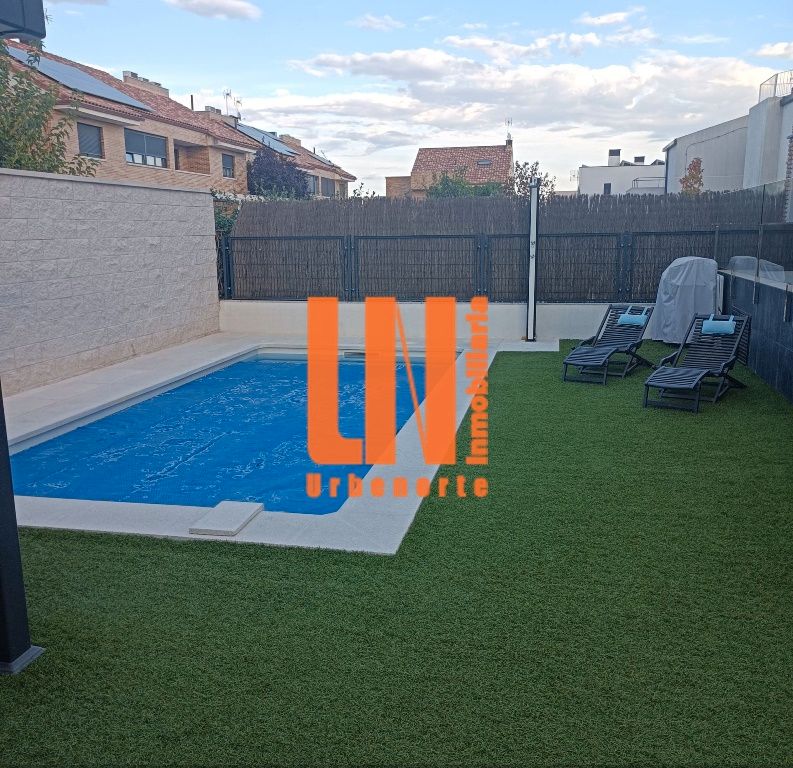 Swimming pool of Apartment to rent in Villanueva de la Cañada  with Air Conditioner, Heating and Private garden