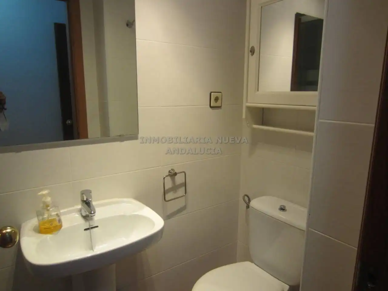 Baño de Piso de alquiler en Almería con Terraza y Amueblado