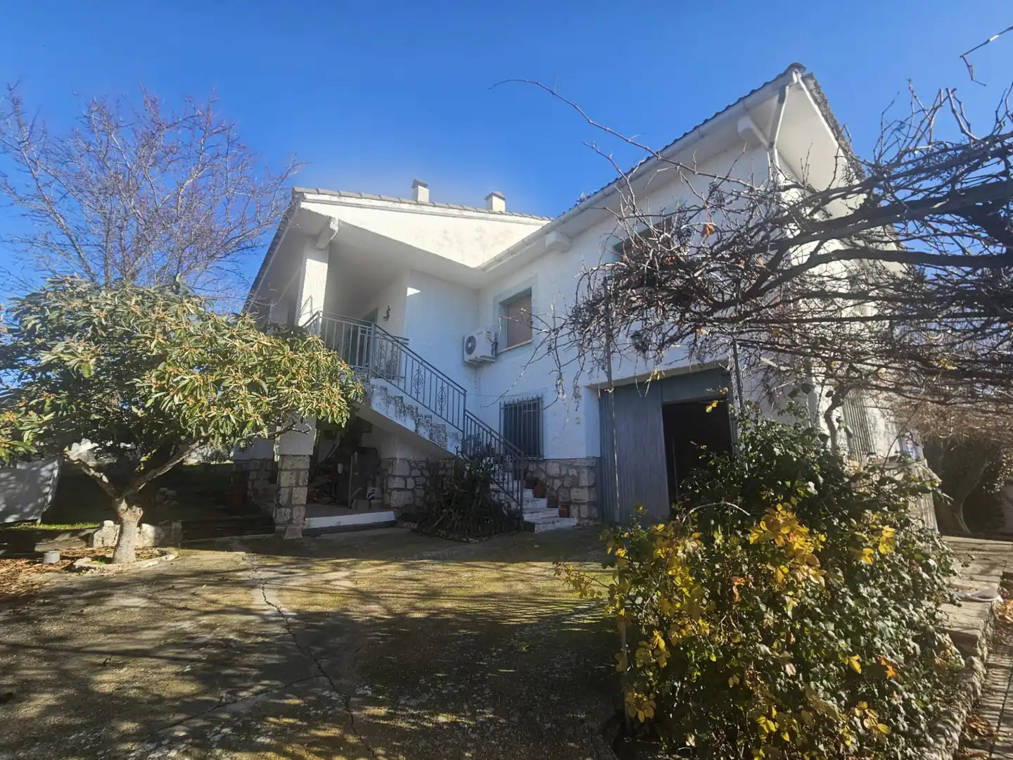 Vista exterior de Casa o xalet en venda en Escopete amb Jardí privat i Moblat