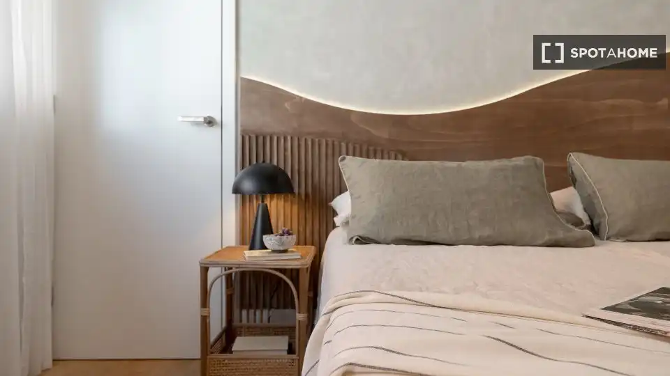 Dormitori de Apartament per a compartir en Madrid amb Aire condicionat, Terrassa i Moblat