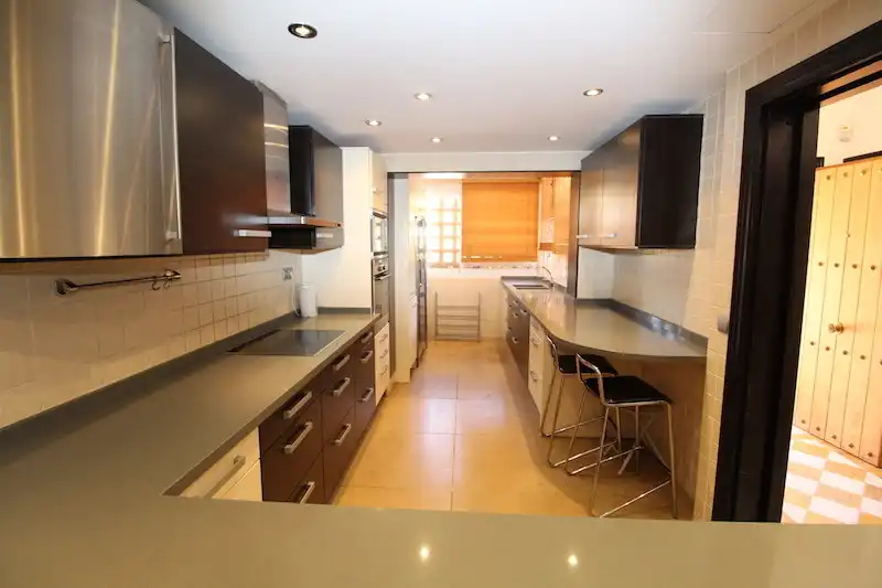 Cocina de Casa adosada en venta en Marbella con Aire acondicionado, Terraza y Alarma