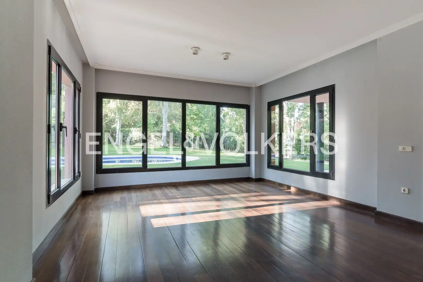 Sala d'estar de Casa o xalet en venda en Pozuelo de Alarcón amb Aire condicionat, Calefacció i Jardí privat