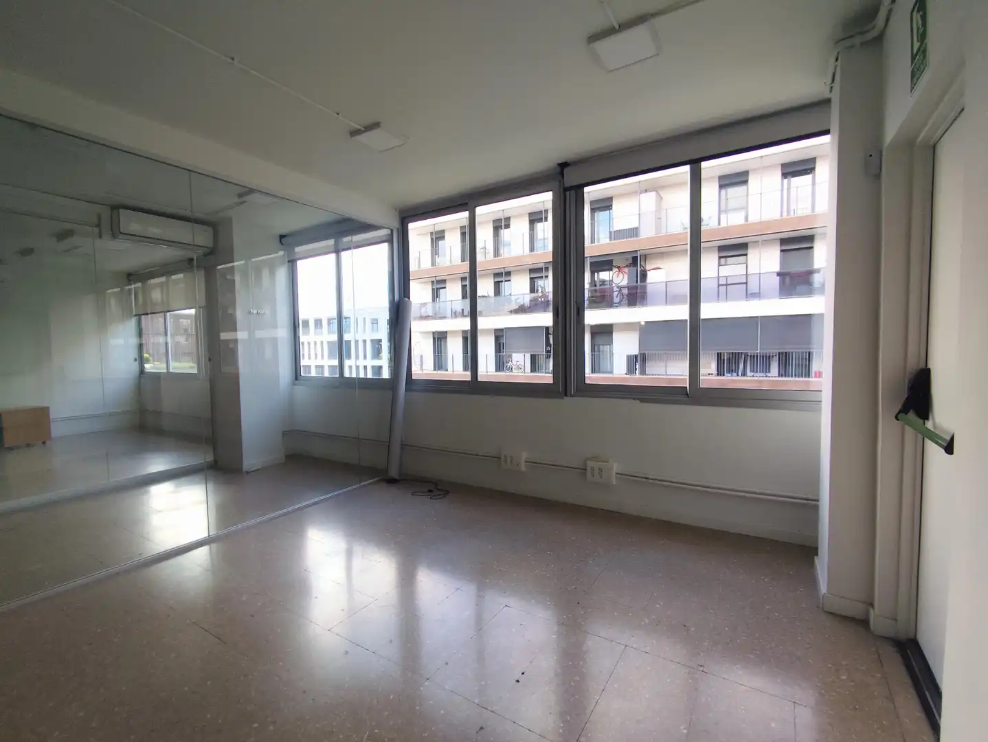 Büro zur Miete in Barcelona mit Klimaanlage und Alarm