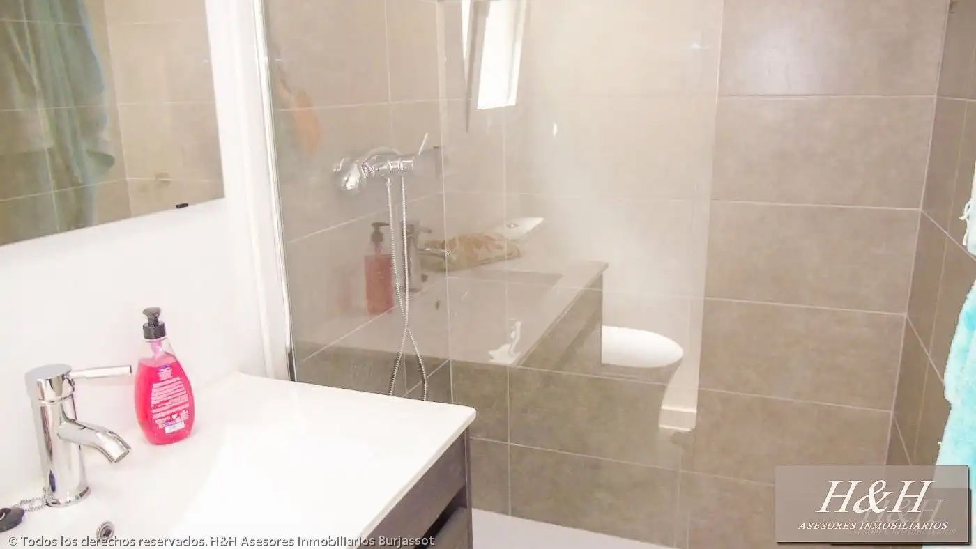 Baño de Piso para compartir en Burjassot con Aire acondicionado, Amueblado y Balcón
