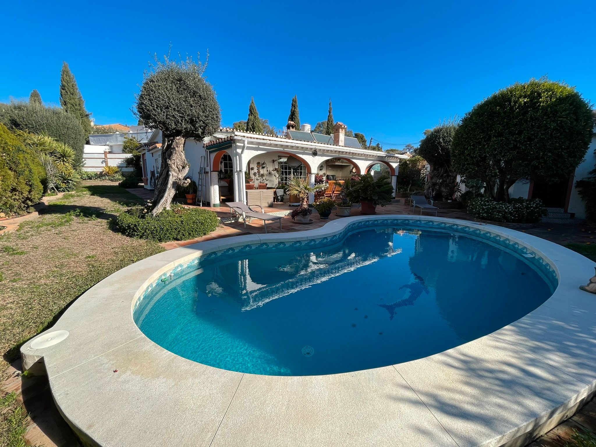 Vista exterior de Casa adosada en venda en Benalmádena amb Aire condicionat, Jardí privat i Piscina