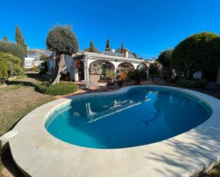 Vista exterior de Casa adosada en venda en Benalmádena amb Aire condicionat, Jardí privat i Piscina