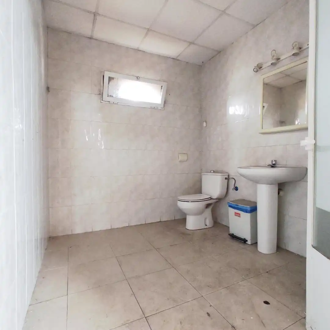 Baño de Nave industrial de alquiler en Siero con Calefacción