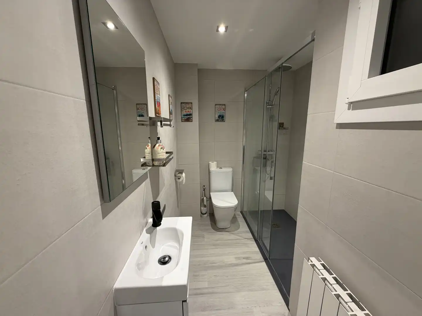 Baño de Apartamento de alquiler en Palamós con Calefacción, TV y Alarma