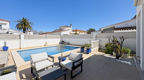 Casa en venta en Empuriabrava, moderna, con piscina y amplios espacios exteriores.Esta casa ha sido totalmente renovada con materi, immagine 2