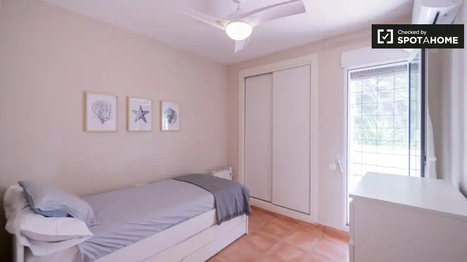 Schlafzimmer von Wohnung zur Miete in Valencia mit Klimaanlage, Heizung und Möbliert