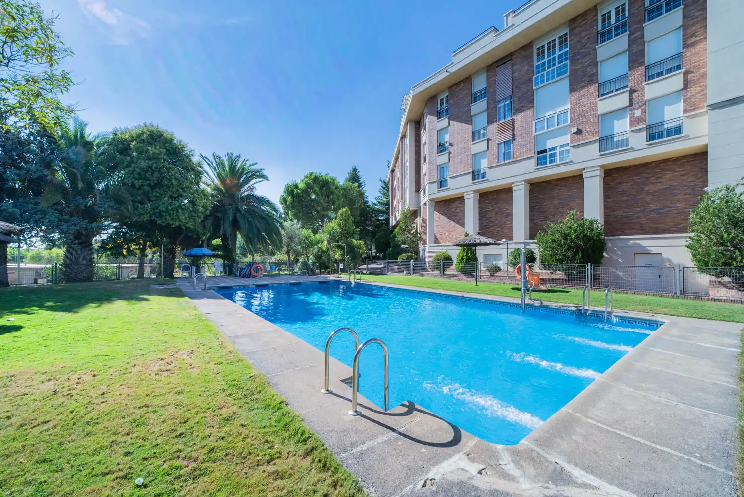 Piscina de Pis en venda en Majadahonda amb Aire condicionat, Calefacció i Terrassa