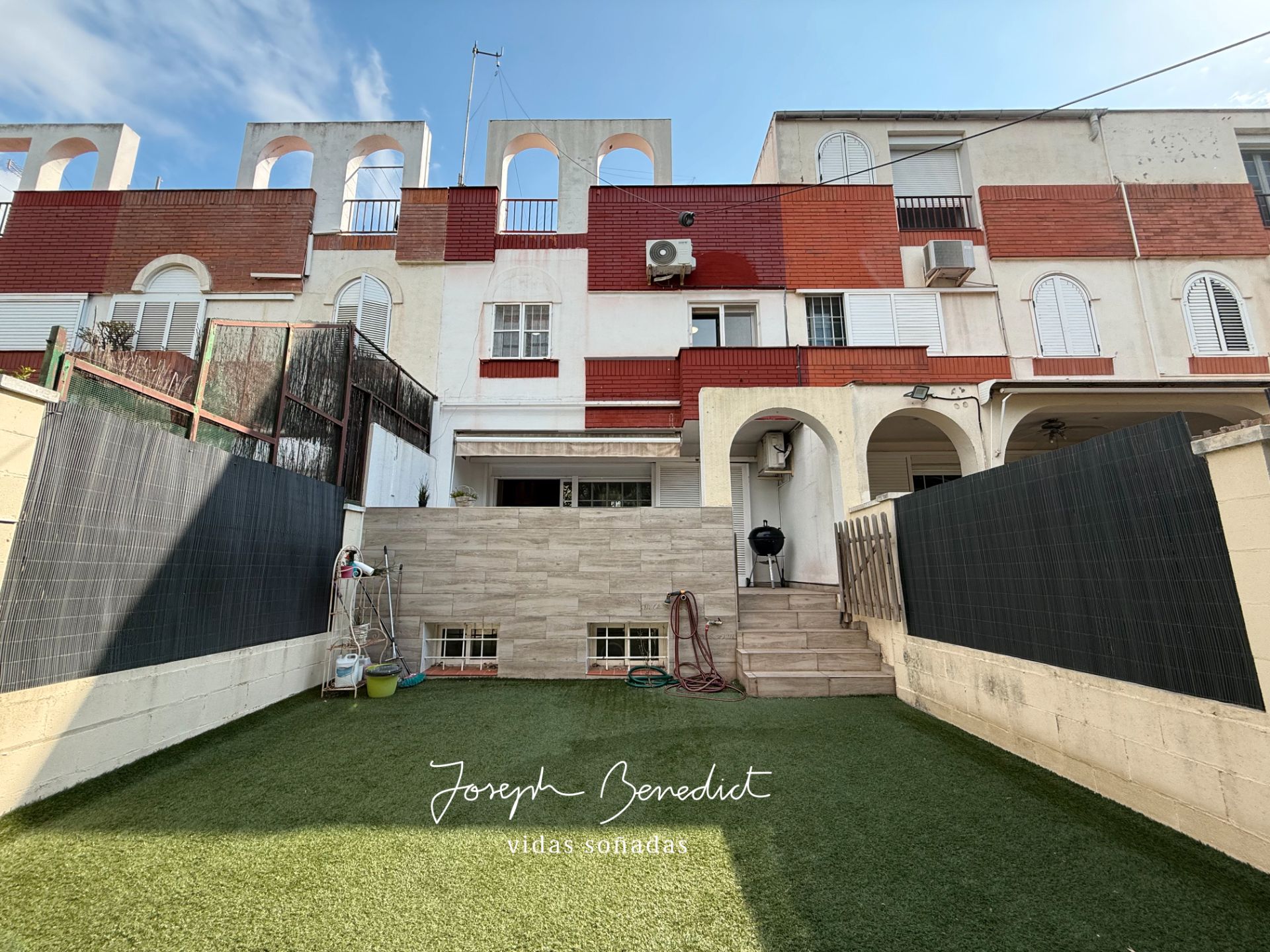 Vista exterior de Casa o xalet en venda en Castelldefels amb Aire condicionat, Calefacció i Jardí privat