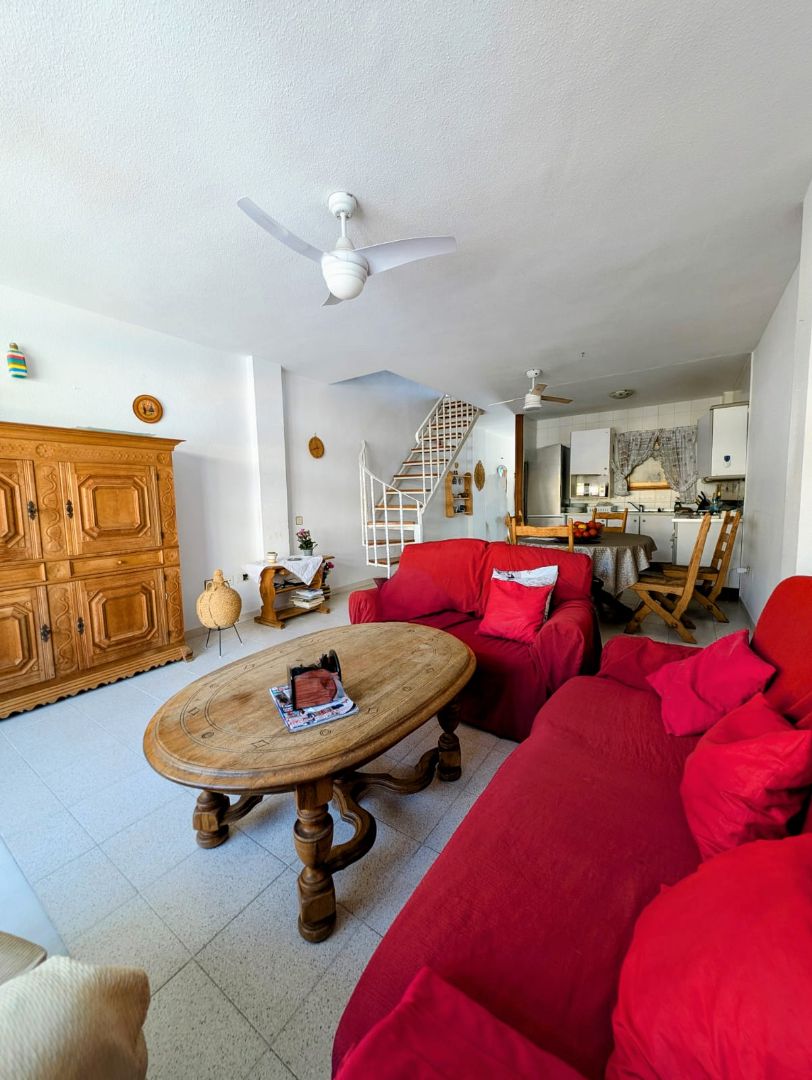 Sala d'estar de Casa adosada en venda en Roquetas de Mar amb Terrassa, Moblat i Balcó