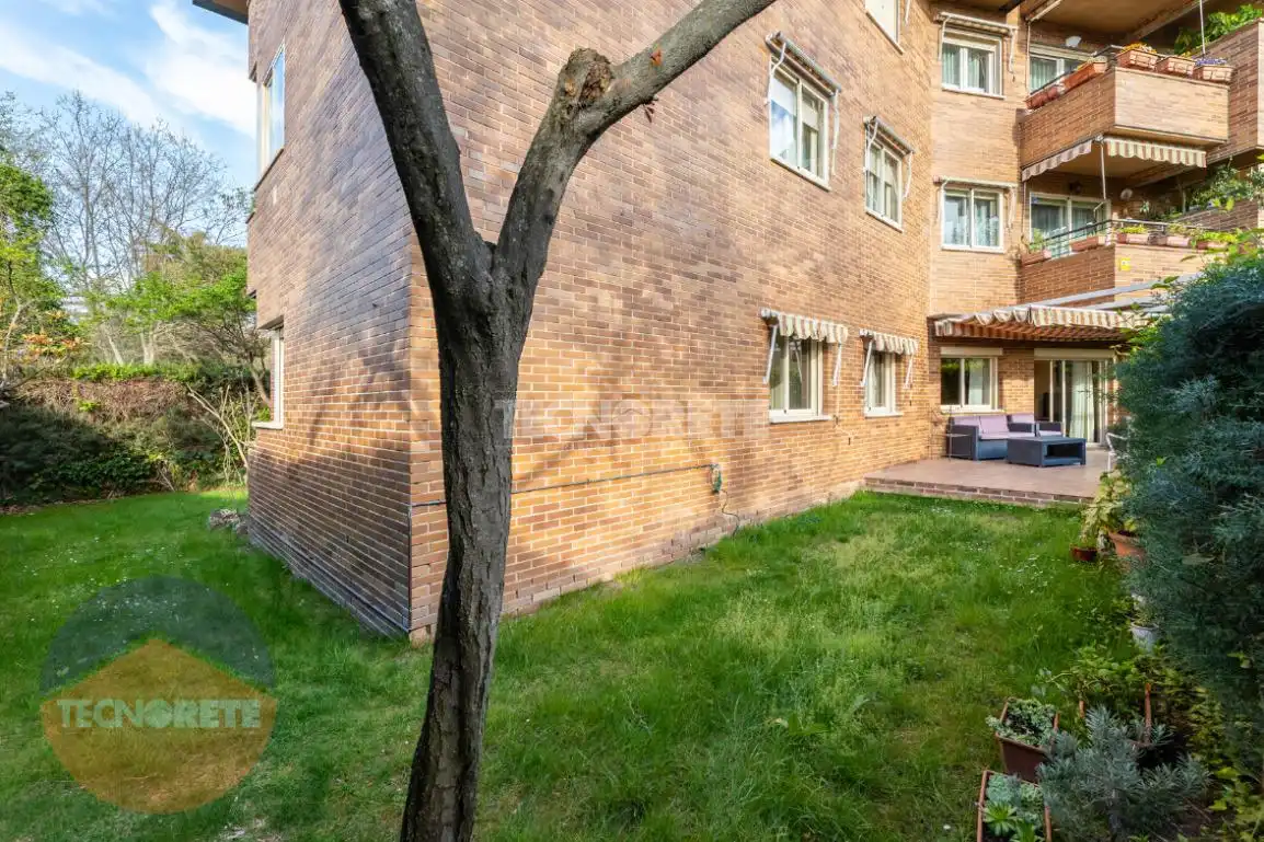Jardín de Piso en venta en Majadahonda con Aire acondicionado y Piscina comunitaria