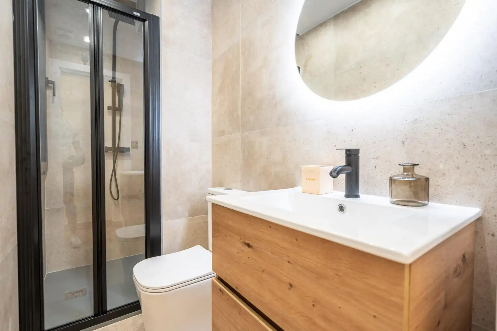 Baño de Piso en venta en Granada con Aire acondicionado, Calefacción y Amueblado