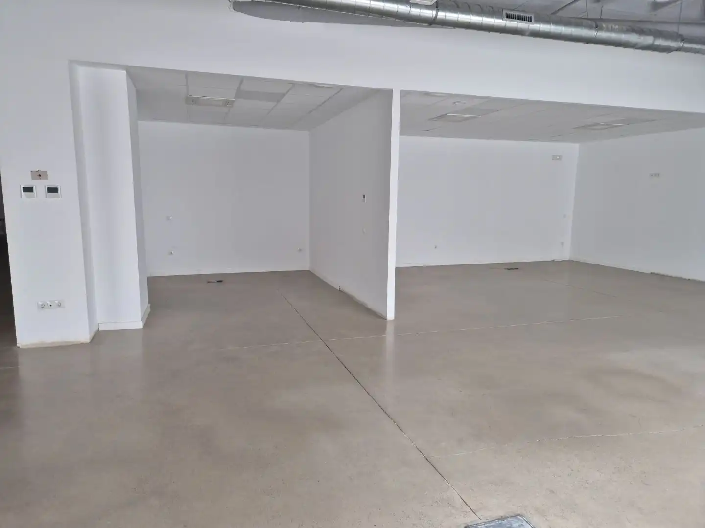Commercial properties for rent in Utrera  with Air Conditioner and Alarm