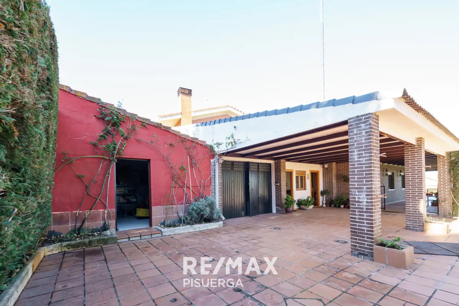 Vista exterior de Casa o xalet en venda en Tudela de Duero amb Calefacció, Jardí privat i Terrassa