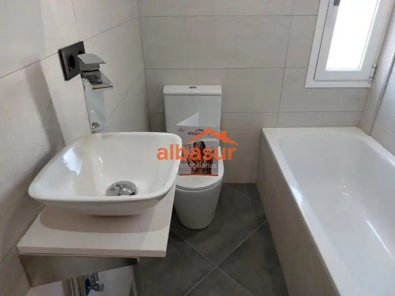 Baño de Piso de alquiler en Córdoba con Aire acondicionado, Terraza y Amueblado