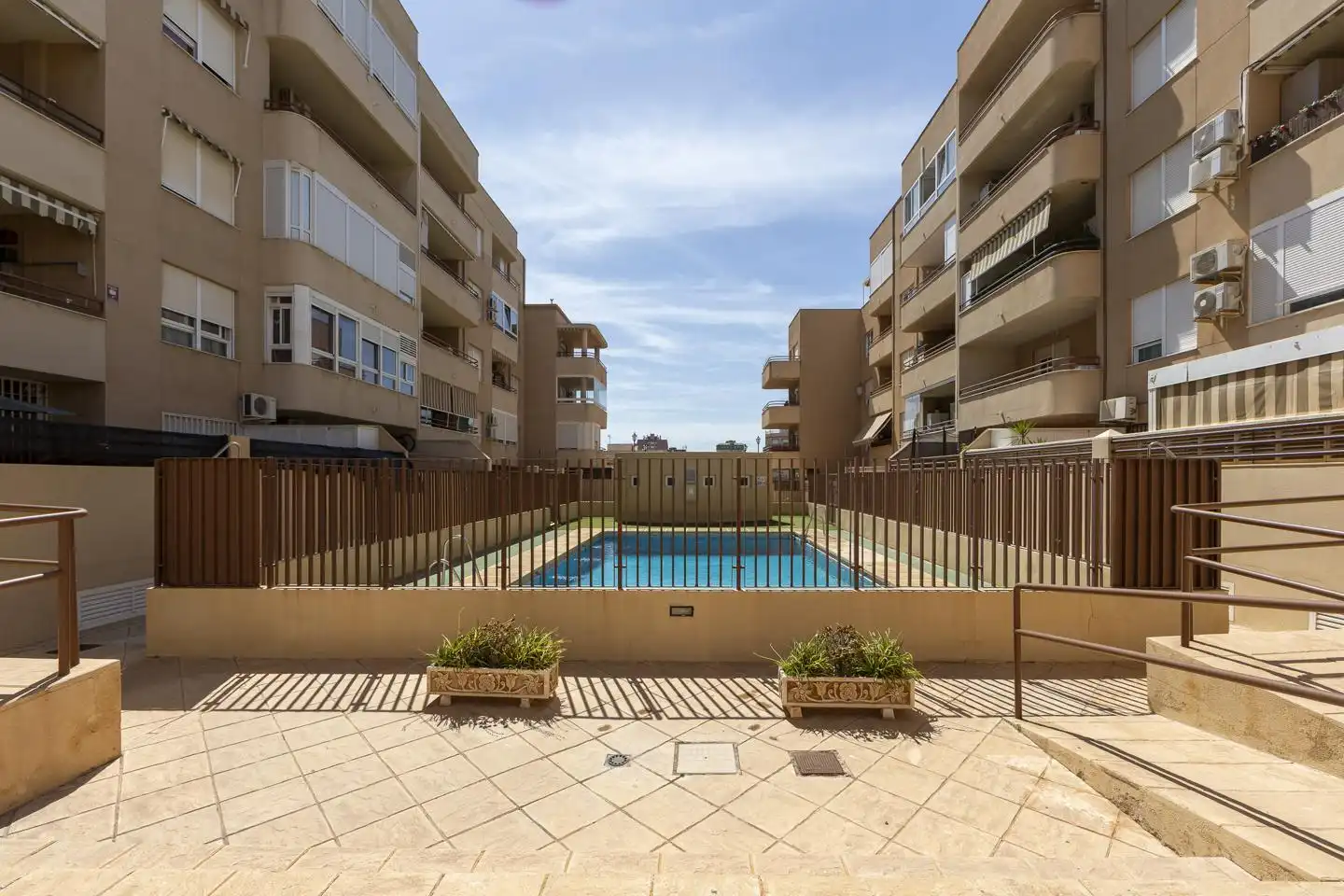 Piscina de Pis en venda en Roquetas de Mar amb Terrassa, Moblat i Piscina comunitària