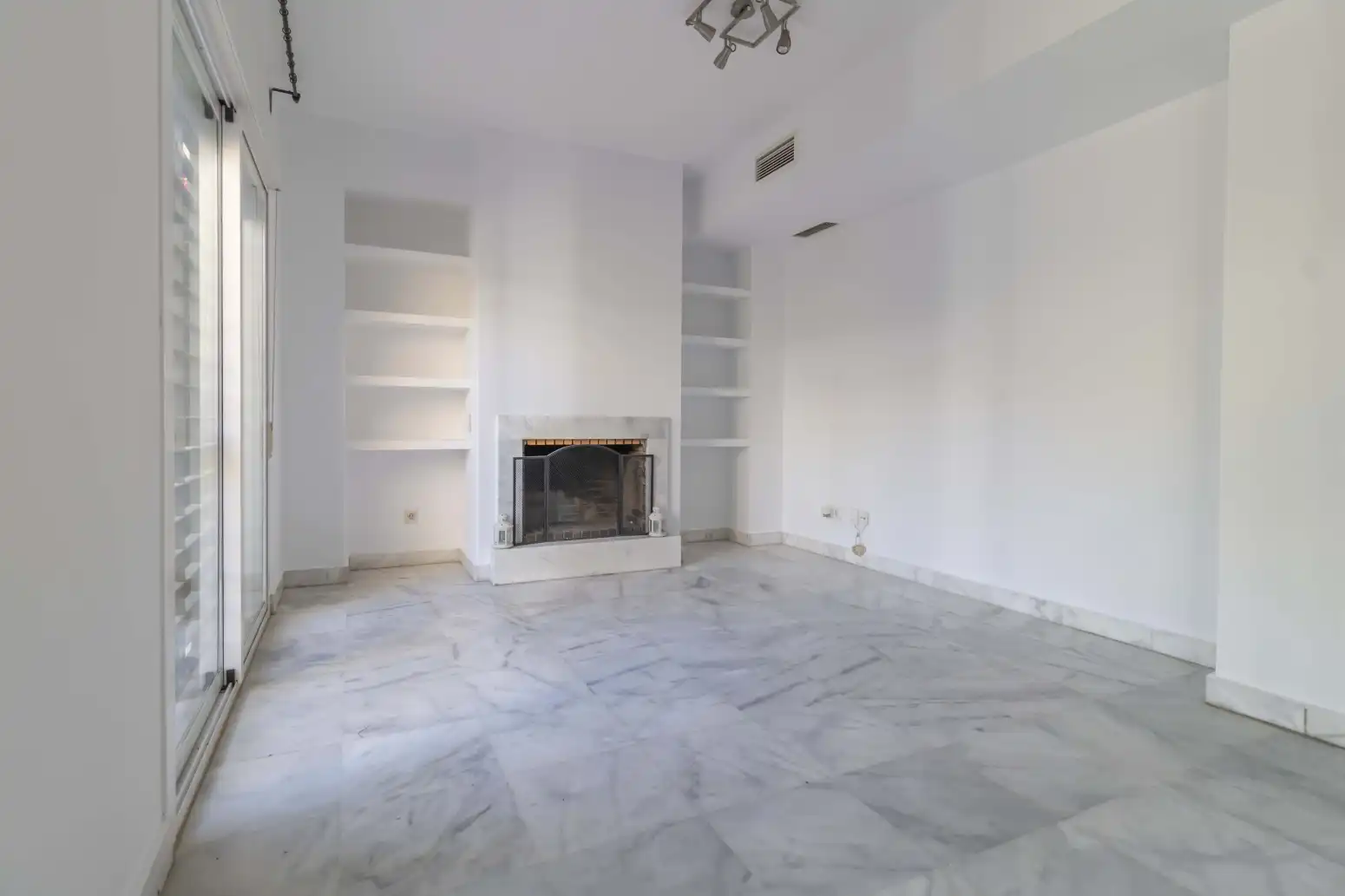Sala de estar de Casa adosada en venta en Espartinas con Aire acondicionado, Terraza y Piscina