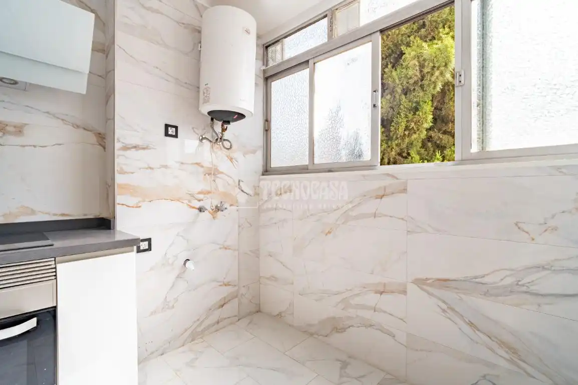Bathroom of Flat for sale in Granada  with Air Conditioner, Heating and Terrace