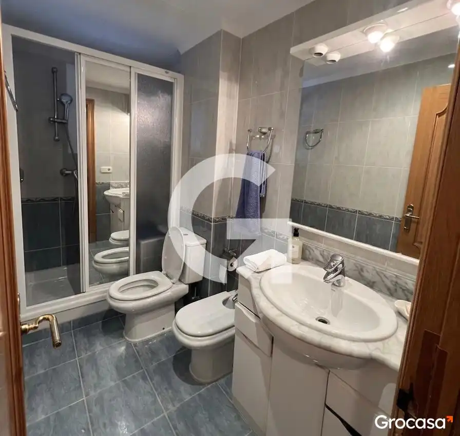 Baño de Piso en venta en Cornellà de Llobregat con Aire acondicionado, Amueblado y Horno