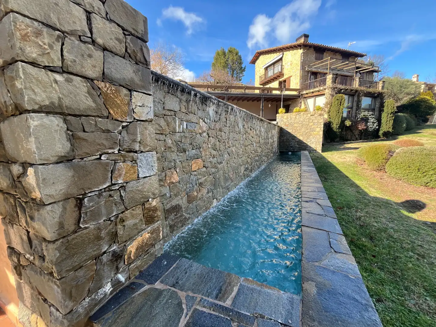 Piscina de Finca rústica en venda en Sant Joan Les Fonts amb Aire condicionat, Calefacció i Jardí privat