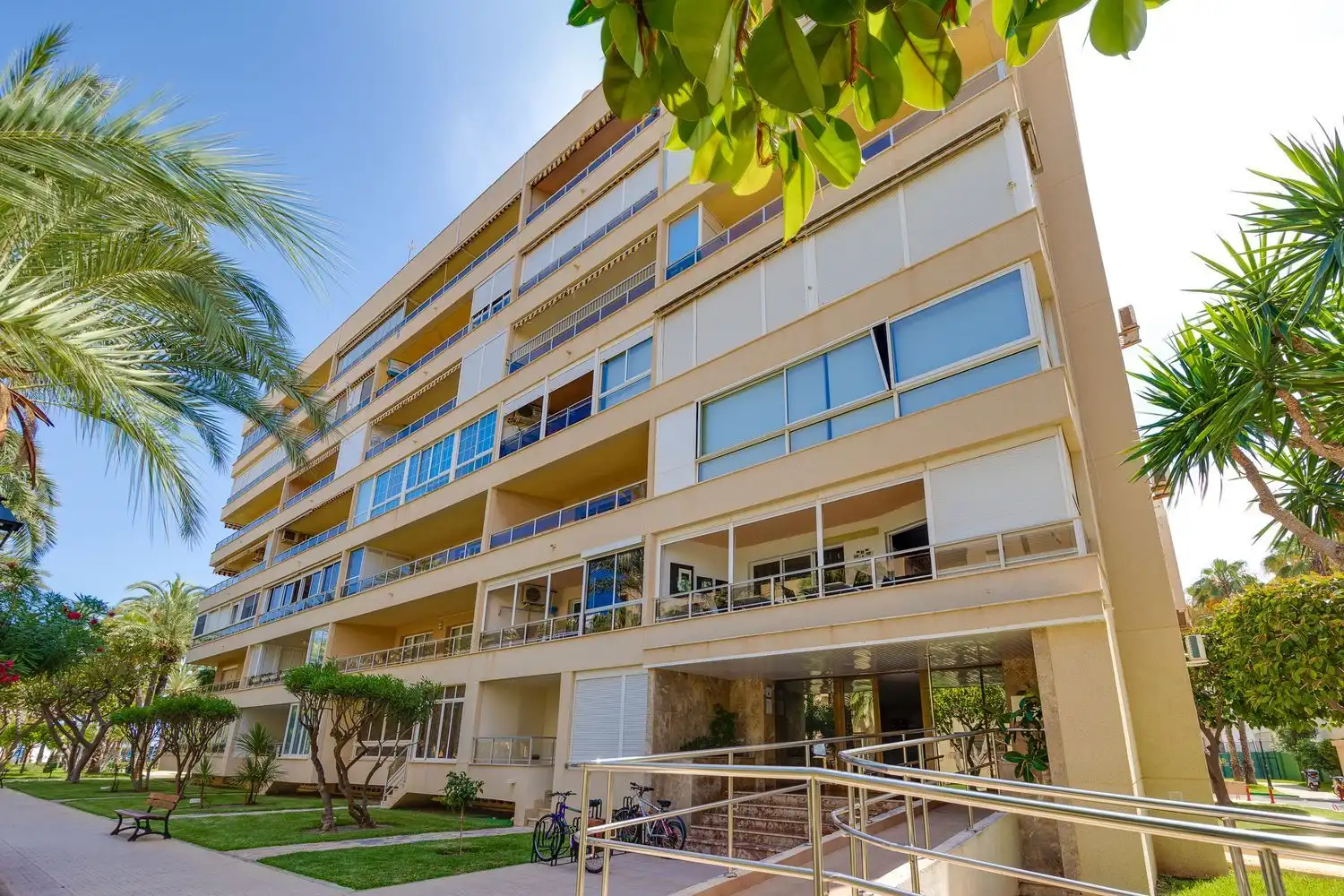 Vista exterior de Pis en venda en Torrevieja amb Aire condicionat, Terrassa i Moblat