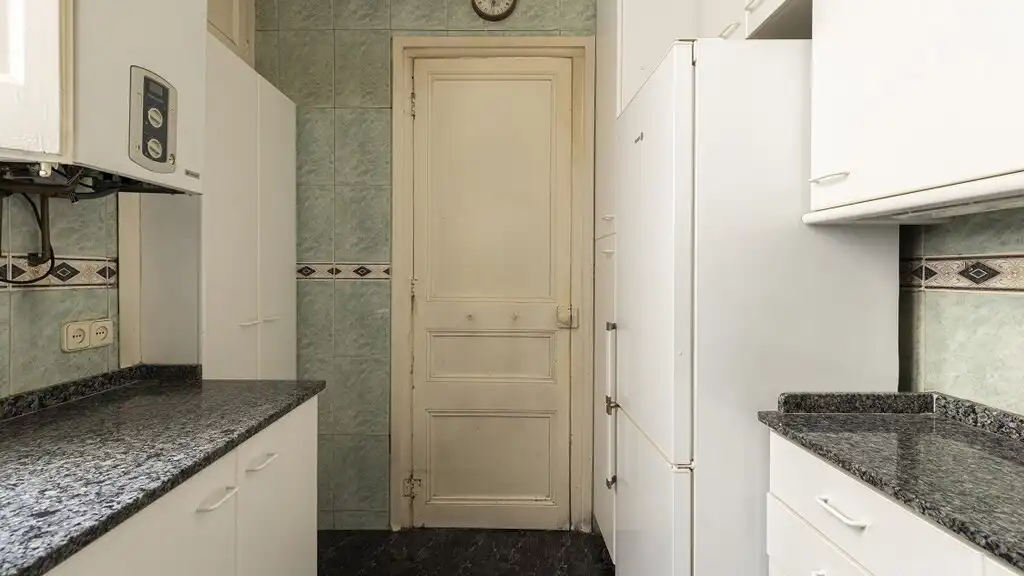 Cuina de Apartament en venda en Barcelona amb Calefacció, Terrassa i Balcó