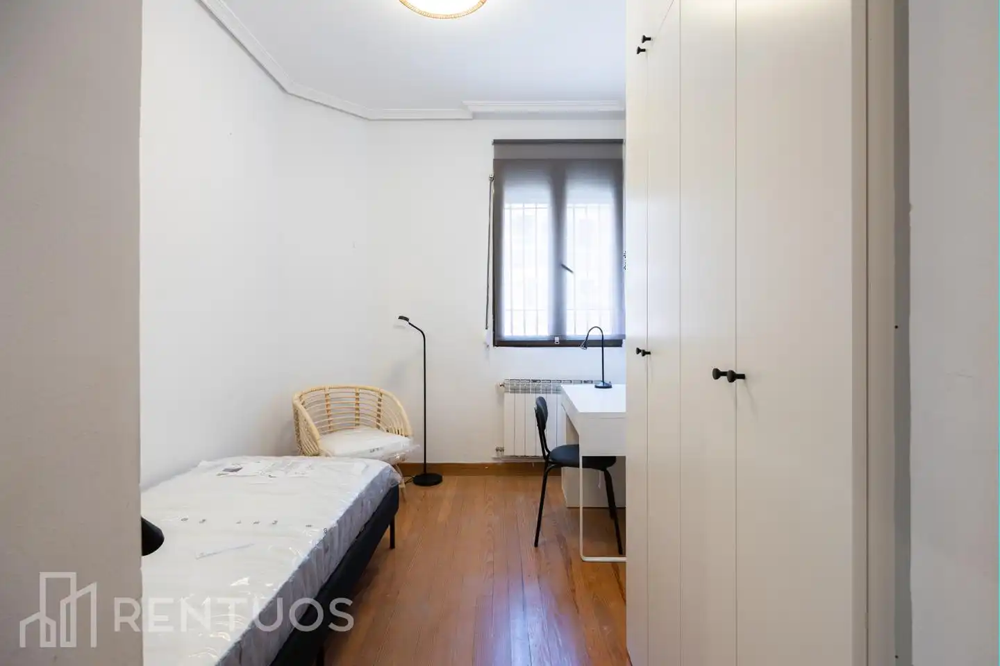 Schlafzimmer von Wohnung zur Miete in Madrid mit Heizung, Parkett und Möbliert
