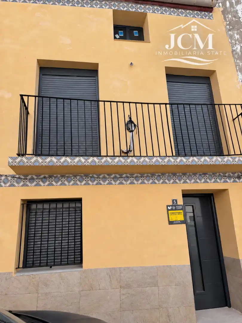 Vista exterior de Casa adosada en venda en Agramunt amb Balcó