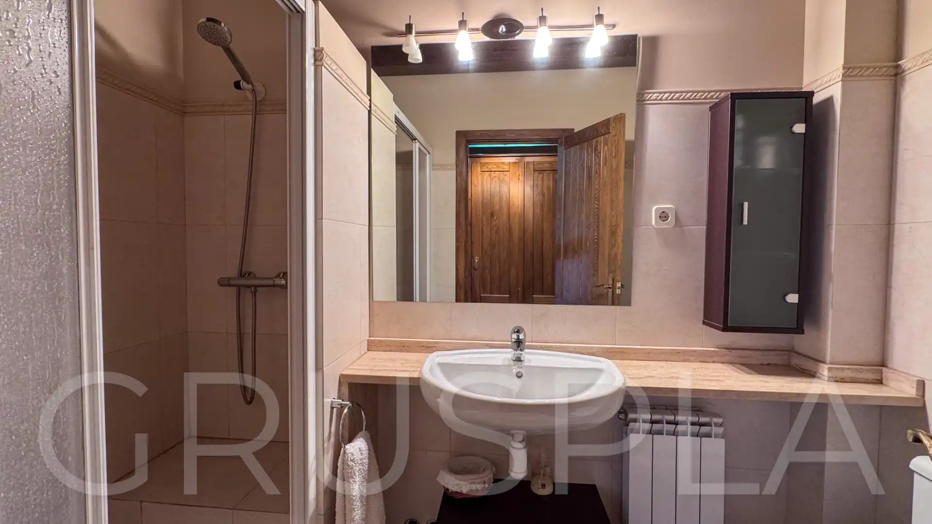 Badezimmer von Einfamilien-Reihenhaus zum Verkauf in Bellver de Cerdanya mit Heizung, Parkett und Gemeinschaftspool