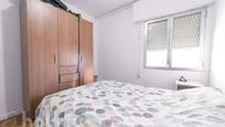 Bedroom of Flat for sale in  Madrid Capital