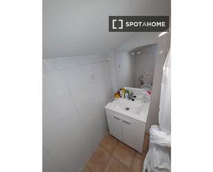 Bathroom of Flat to rent in  Madrid Capital  with Air Conditioner and Balcony