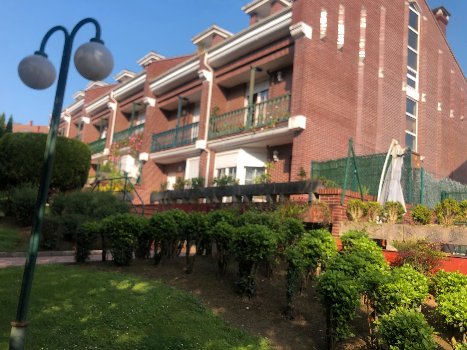 Vista exterior de Casa o xalet en venda en Medio Cudeyo amb Calefacció, Jardí privat i Parquet